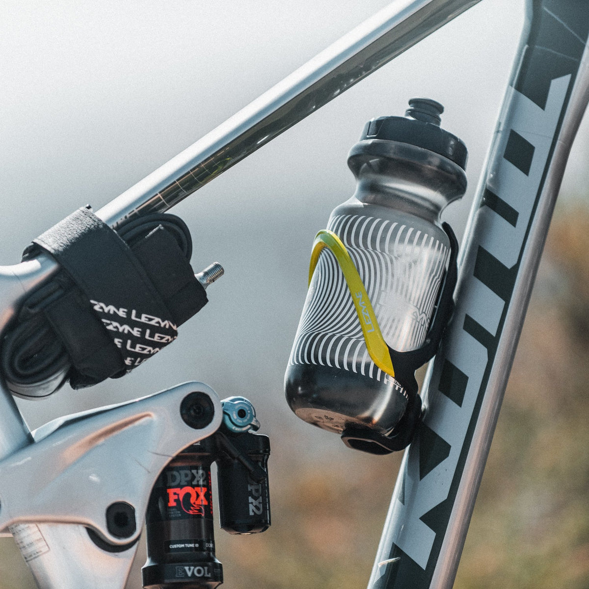 LEZYNE MATRIX TEAM Flaschenhalter Dunkelgrau