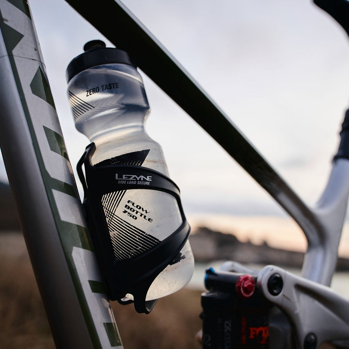 LEZYNE FLOW CAGE SL-R Flaschenhalter mit Entnahme nach rechts, Weiß
