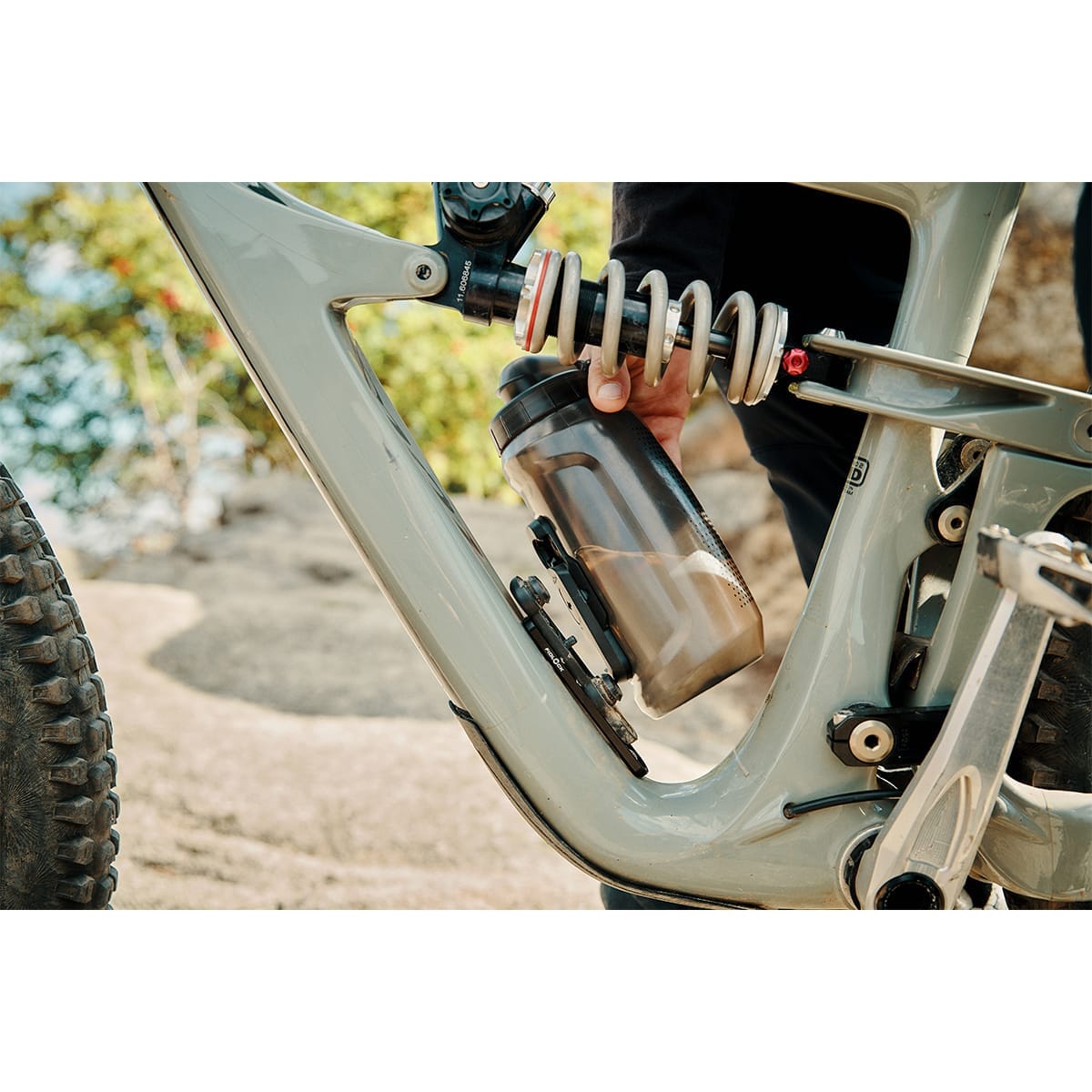 Kit Trinkflasche und Flaschenhalter FIDLOCK TWIST COMPACT Geräuchert