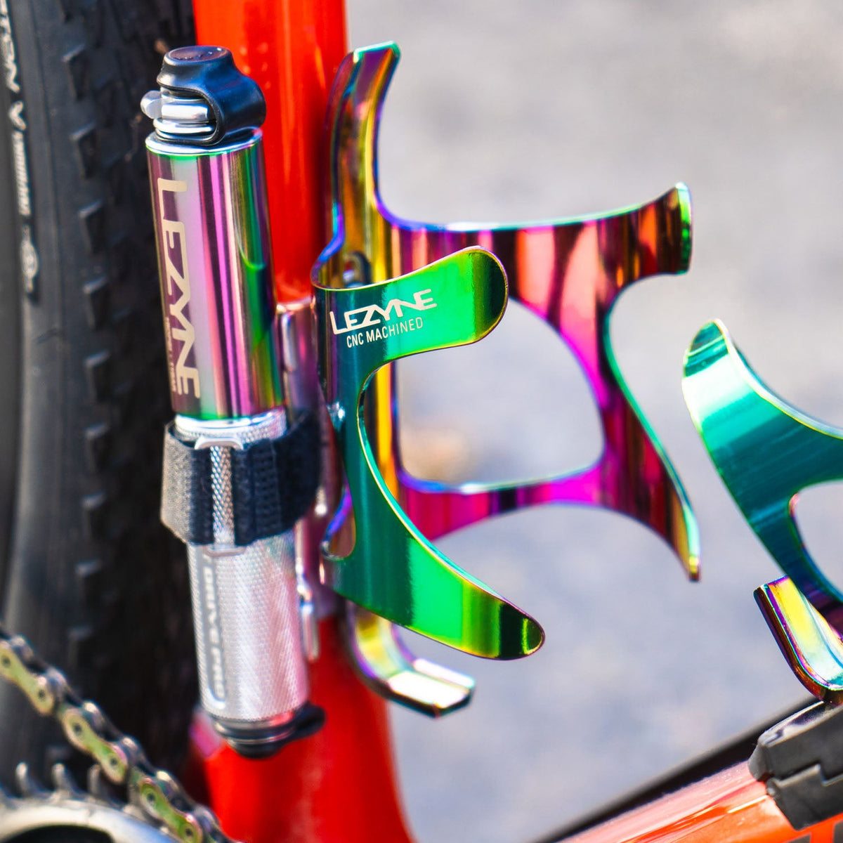 LEZYNE CNC ALLOY CAGE Flaschenhalter Neo Metallic
